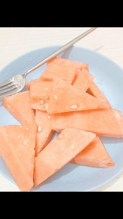 锻炼完后吃瓜,瓜果时光的甜蜜补充