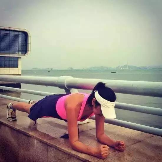 明星 平板撑,健身潮流下的健康竞技