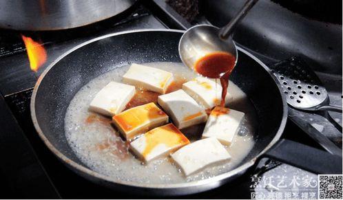 微头条煎豆腐视频,一招教你轻松煎出金黄豆腐，口感滑嫩，简单易学！
