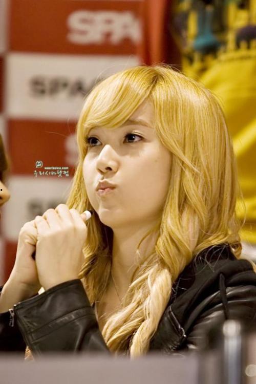 黄头发吃瓜女,揭秘校园里的时尚与趣味